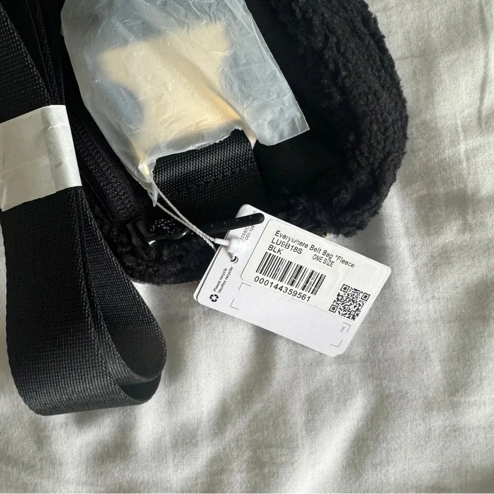 🆕🖤 Lululemon Everywhere Belt Bag Fleece Black Gold